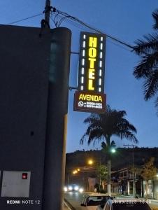 Santa Maria do SuaçuíにあるHotel Avenidaの建物の前にあるホテルの看板 +17枚の写真