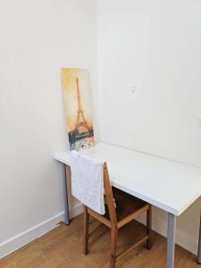 a desk with a chair and a picture of the eiffel tower at Room bhm city centre in Birmingham