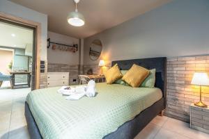 Giường trong phòng chung tại Artistic flat w/ hot tub & family comforts