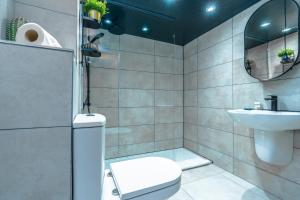 Phòng tắm tại Artistic flat w/ hot tub & family comforts +23 ảnh