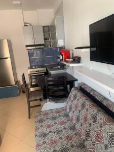 Μια τηλεόραση ή/και κέντρο ψυχαγωγίας στο Nice view studio flat