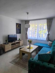 比哈奇Esma的客厅里有一张蓝色沙发和一台电视 更多31张照片