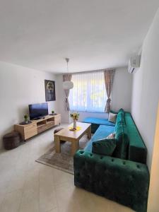 比哈奇Esma的客厅里有一张绿色的沙发和一张桌子