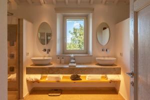 A bathroom at Mastrojanni Relais