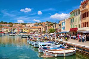 un groupe de bateaux est amarré dans un port dans l'établissement Maison ensoleillée au milieu des pins entre Marseille et Cassis, à Marseille