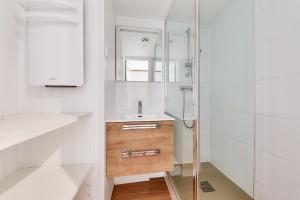 a bathroom with a sink and a shower at Idéal 4 adultes et 1 enfant à 300m de la plage in Arzon +9 photos