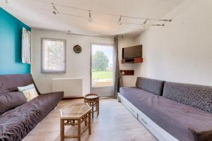 a living room with a couch and a table at Idéal 4 adultes et 1 enfant à 300m de la plage in Arzon