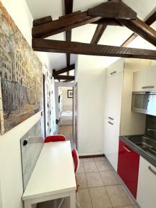 Η κουζίνα ή μικρή κουζίνα στο Vigna tiny apartment in Venice