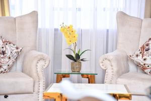 Area tempat duduk di Cozy BnB Tsavo Gardens Imara daima