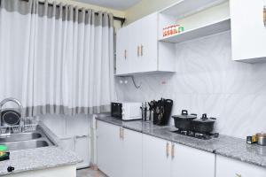 Eldhús eða eldhúskrókur á Cozy BnB Tsavo Gardens Imara daima +8 myndir