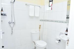 Baðherbergi á Cozy BnB Tsavo Gardens Imara daima