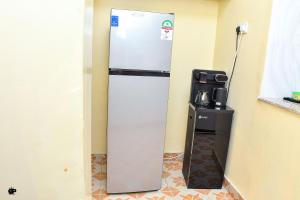 Dapur atau dapur kecil di Cozy BnB Tsavo Gardens Imara daima