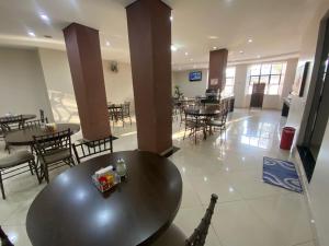 a cafeteria with a table and chairs and tables at Hotel Barão de Limeira in Limeira