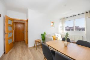 a living room with a table and a couch at Amazing 3bdr Apt In Cornella 1 Mins From Metro in Cornellà de Llobregat