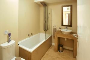 Bilik mandi di Ellefsen Golf Suite 106, Langebaan, 4-sleeper