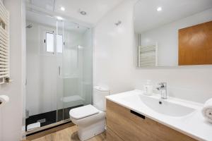a bathroom with a toilet and a sink and a shower at Amazing 3bdr Apt In Cornella 1 Mins From Metro in Cornellà de Llobregat