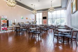 a restaurant with tables and chairs in a room at Quality Inn & Suites Bell Gardens-Los Angeles in Bell Gardens