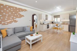 Кухня или мини-кухня в Levante Homes
