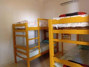 a room with two bunk beds in a room at Cheguei Preá in Prea