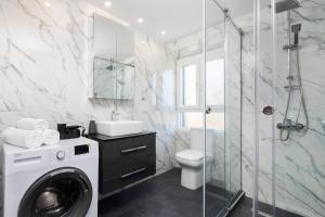 Ванная комната в Levante Homes +19 фотографий