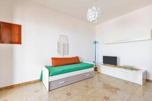 トッレ・ヴァードにあるNEW - Sunset View Home 1 P by Salento Primeのベッドとテレビのある白い部屋