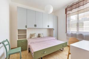 トッレ・ヴァードにあるNEW - Sunset View Home 1 P by Salento Primeのベッドとテーブルと椅子のある寝室