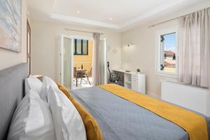 Кровать или кровати в номере Levante Homes