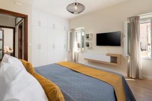 Телевизор и/или развлекательный центр в Levante Homes