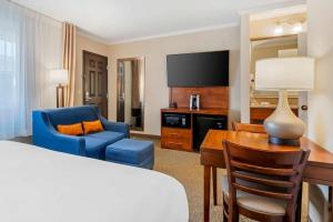 a hotel room with a bed and a desk and a room at Comfort Inn Santa Monica - West Los Angeles in Los Angeles