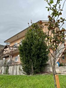 Κήπος έξω από το Apartman Perper 2 Trebinje