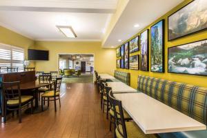 una sala da pranzo con tavoli e sedie di Comfort Suites Fresno River Park a Fresno