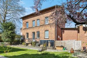 a brick building with a bench in front of it at 4 Zimmer Altbauwohnung Zentral inkl Smart TV Netflix Garten in Bad Bevensen