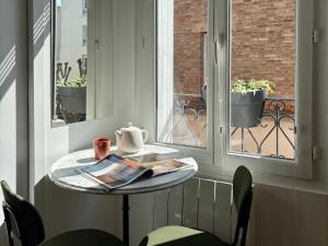 einen kleinen Tisch in einem Zimmer mit Fenster in der Unterkunft Home Chic Home - Le Cocon de Paris La Défense in La Garenne-Colombes
