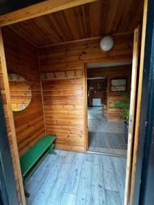 una vista interna su una sauna con parete in legno di Na Zboczu - Rodzinny Domek w Lesie na Mazurach z Basenem i Sauną a Guzowy Piec