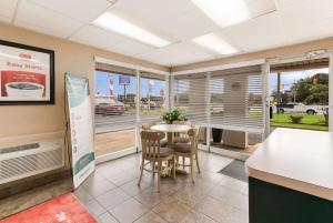 Ruang duduk di Econo Lodge North Washington