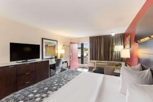 Televisyen dan/atau pusat hiburan di Econo Lodge North Washington