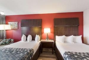 Katil atau katil-katil dalam bilik di Econo Lodge North Washington