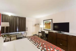 Televisyen dan/atau pusat hiburan di Econo Lodge North Washington