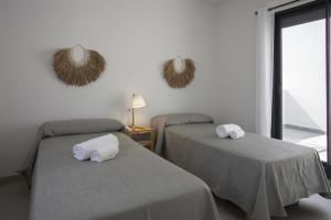 Una habitación con dos camas con toallas. en AT Terranova, en Oliva 9 fotos más
