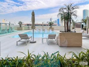 Piscina a GOLDEN NUMBER by Design Studio o a prop