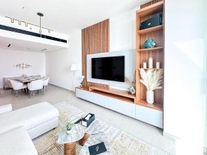 Televisor o centre d'entreteniment de GOLDEN NUMBER by Design Studio