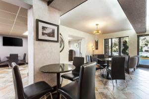 a waiting room with a table and chairs at Quality Inn Black Mountain-Asheville East in Black Mountain