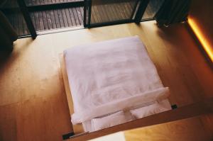 an overhead view of a white couch on a wooden floor at Kokage Villa Nikko-KVN in Nikko +62 photos