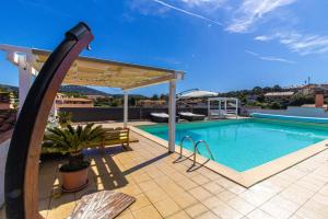 Kolam renang di atau dekat dengan Attico con piscina pivata a Porto Azzurro