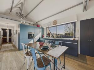 a kitchen and dining room with a table and chairs at Bel appartement avec balcon pour 3 personnes in Fouesnant