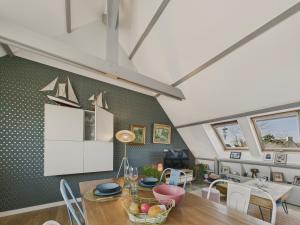 a kitchen and dining room with a table and chairs at Bel appartement avec balcon pour 3 personnes in Fouesnant +8 photos