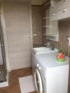 a kitchen with a washing machine and a sink at Casa Mare Verde in Casamicciola Terme