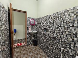 a bathroom with a shower and a sink and a mirror at Homestay Hidayah Sembalun in Sajang