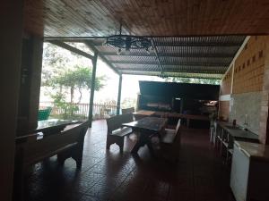 a room with a table and chairs in a kitchen at hospedaje in Garupá