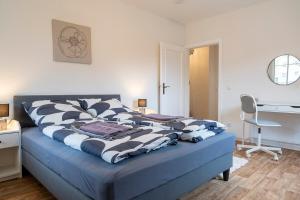 a bed in a room with a desk and a chair at Atelierwohnung am Stadtpark in Chemnitz